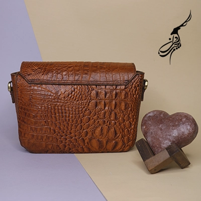کیف دوشی زنانه چرم کروکودیل مدل ماهوان قهوه ای