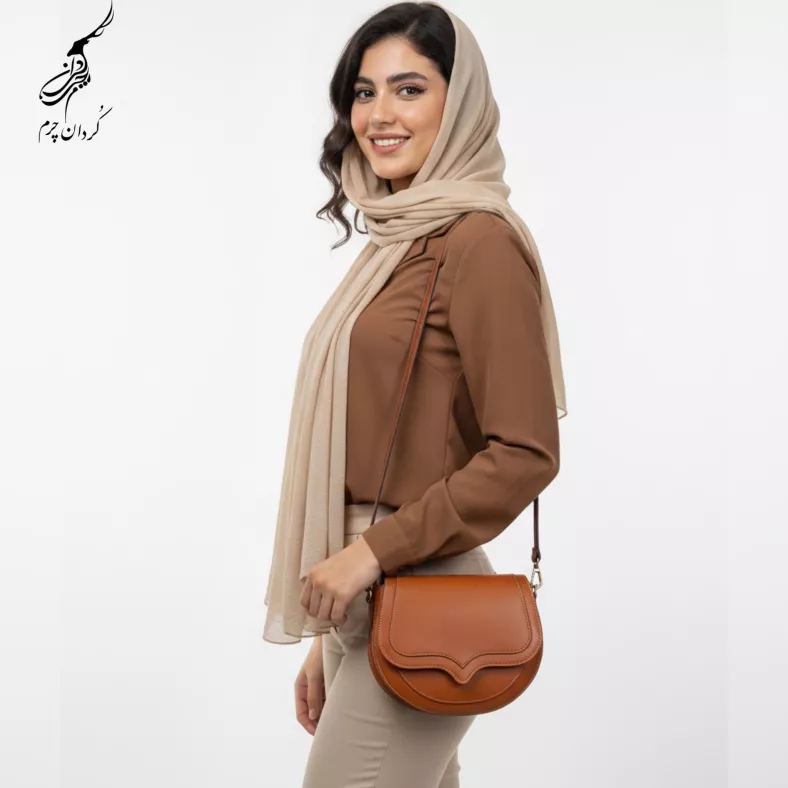 کیف دوشی زنانه چرمی مدل نیلوفر طرح ساده